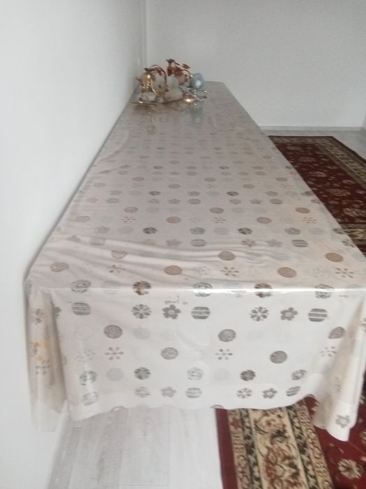 Длинный деревянный стоики стол
