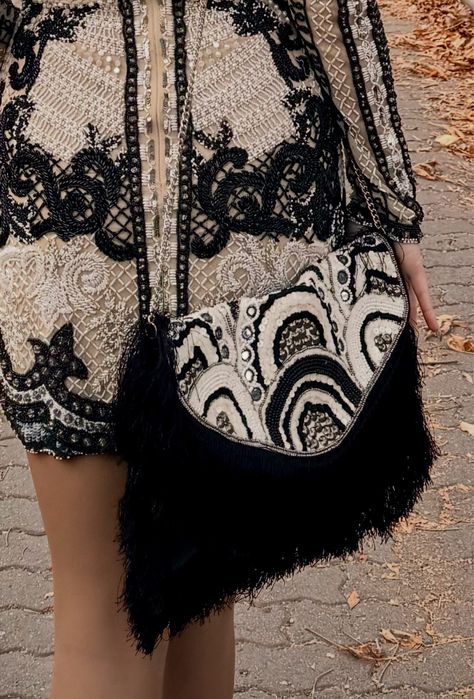 Официална рокля цялата в ръчно шити камъни комплект с чанта