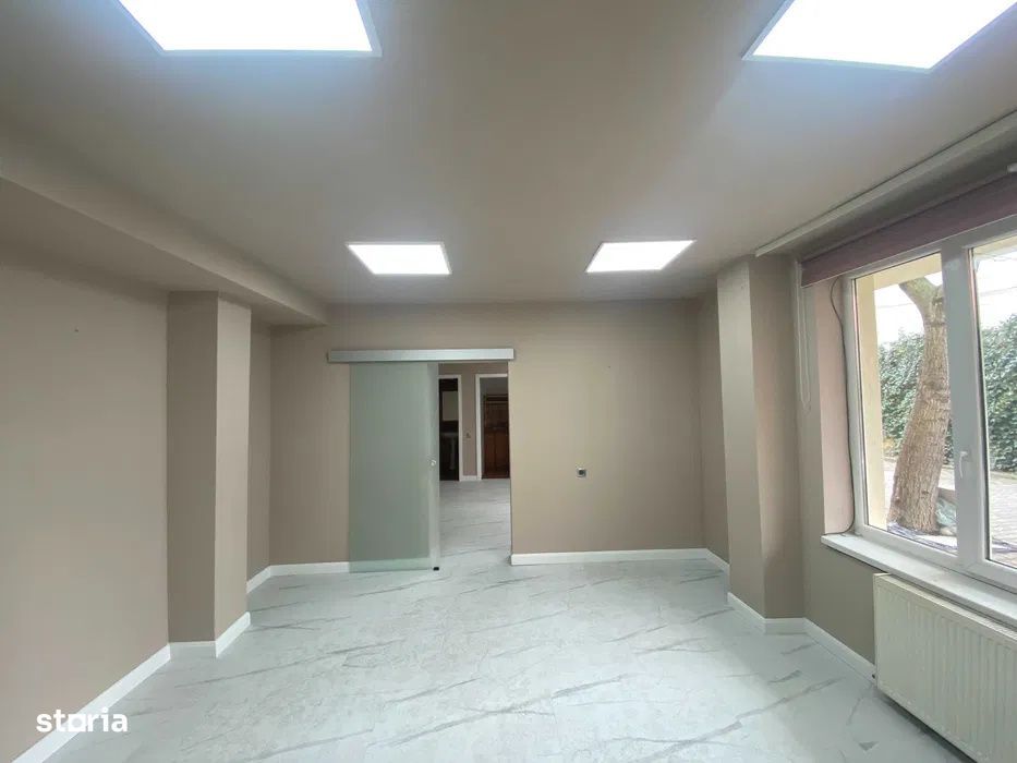 Spatiu birou l 3 incaperi l renovat l parcare l curte l Centru