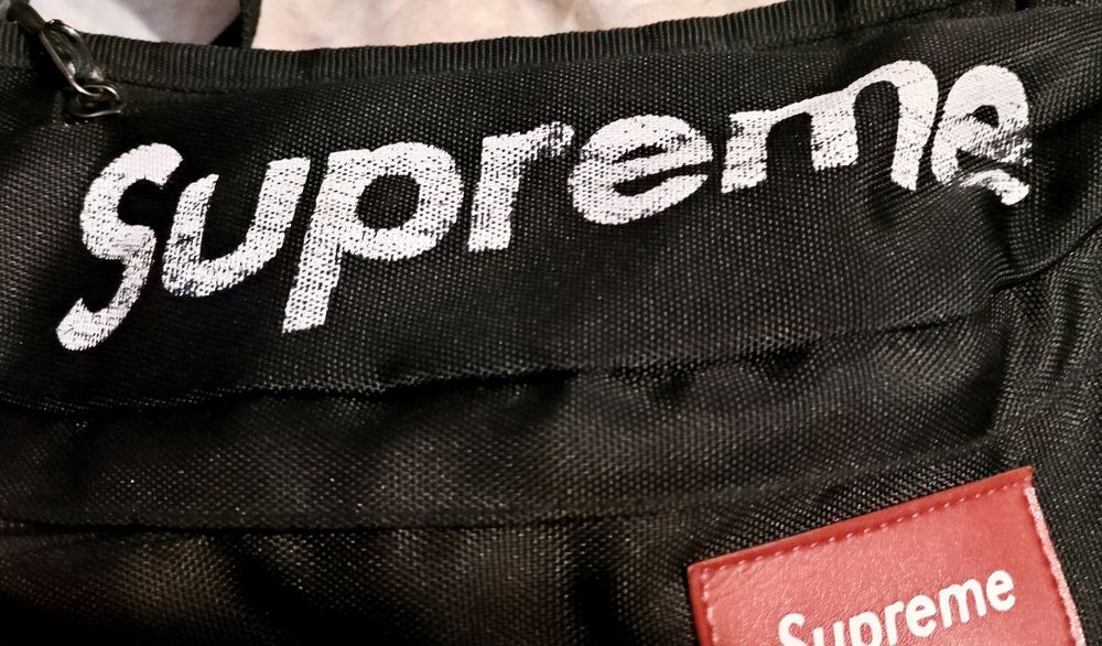 Geanta crossbody Supreme.