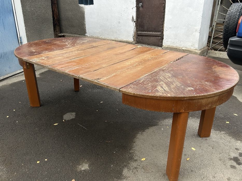 Деревянный круглый стол