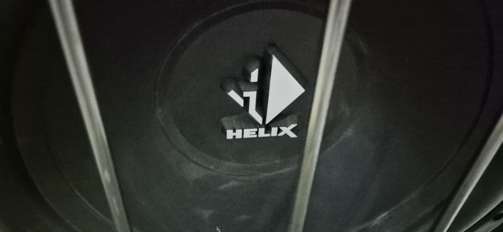 Продается сабвуфер "Helix", с усилителем "Alpine"
