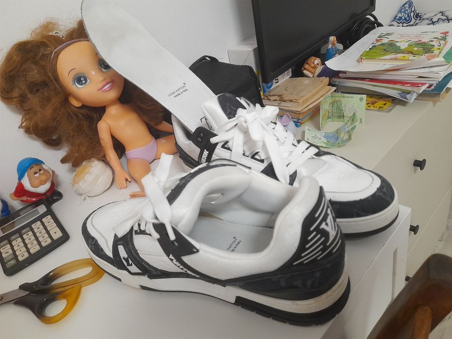 Vând Adidași Louis Vuitton