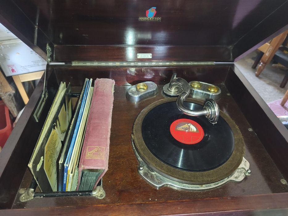 Gramofon tip cabinet în stare de funcționare