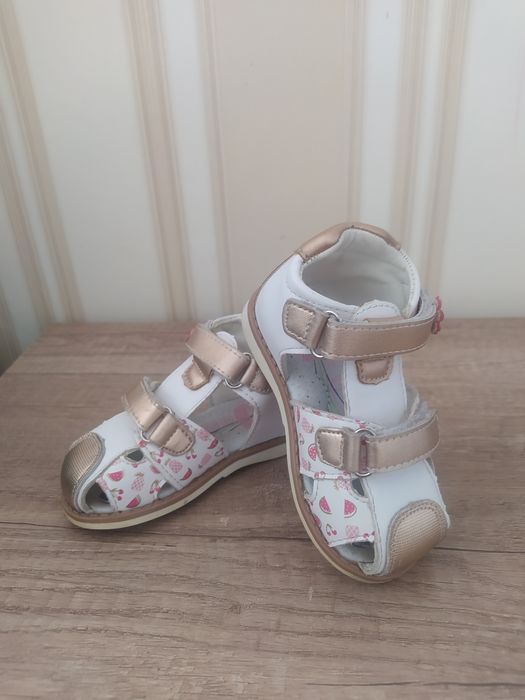Продам сандали для девочки