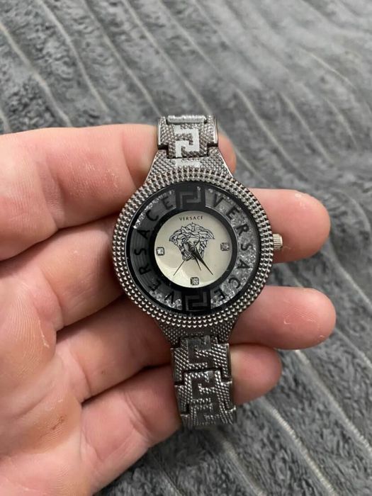 В проодаже женские часы