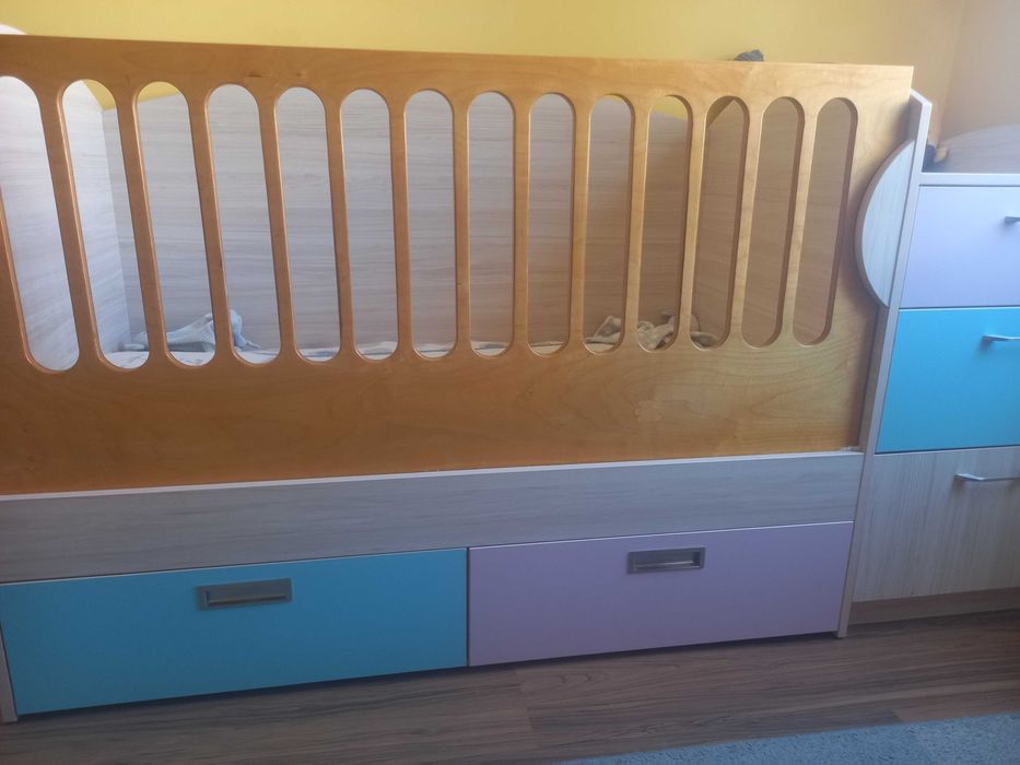 Стилна бебешка кошара + повивалник и шкафчета