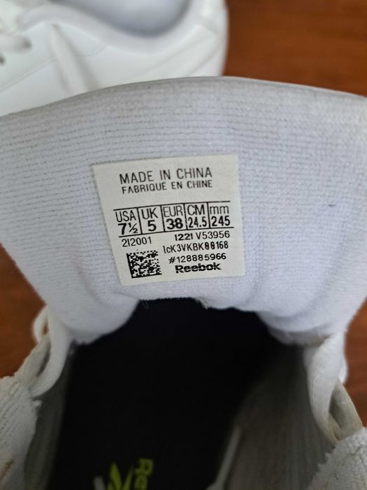 Продам кроссовки женские Reebok