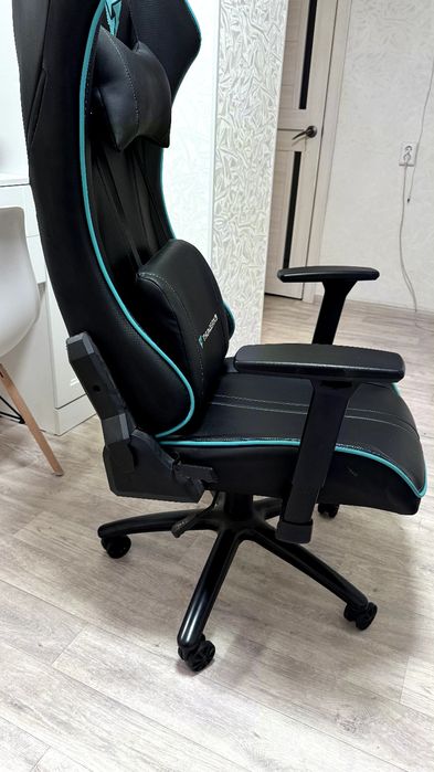 Продам игровое кресло ThunderX3 UC5.