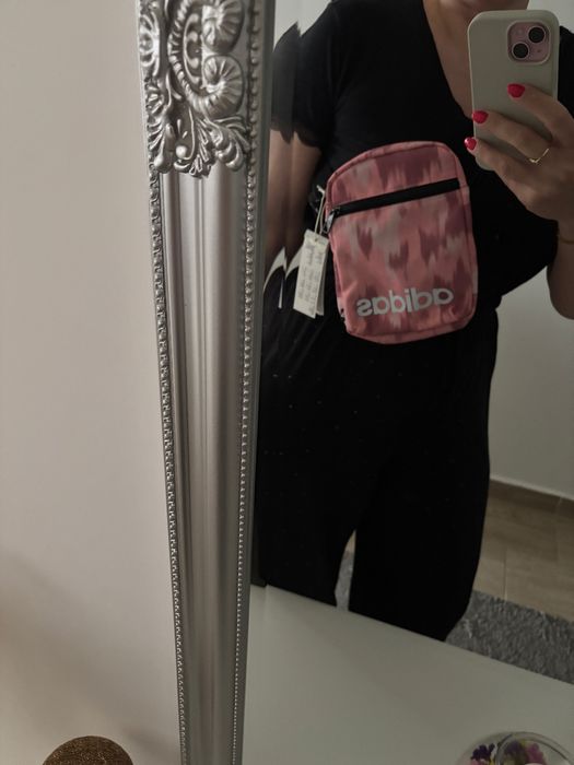 Vând gentută sport Adidas 22/16 cm Roz