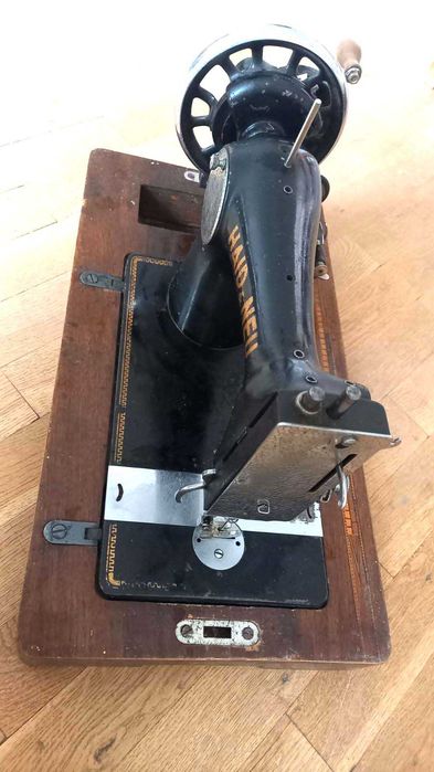 Работеща ретро шевна машина