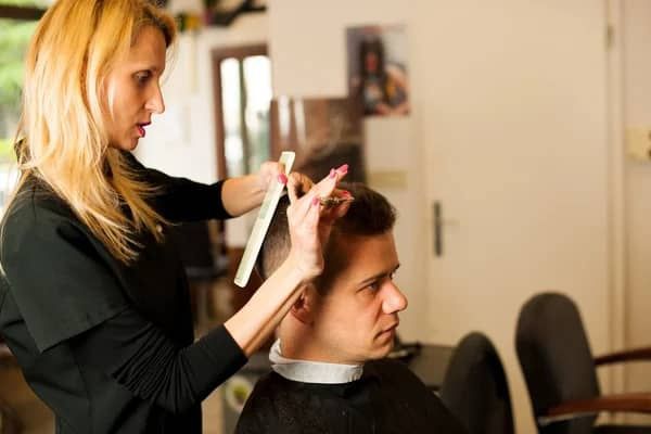 Парикмахер на дому и выезд к клиенту.