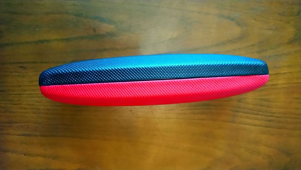 Кутия за очила червено - черна.