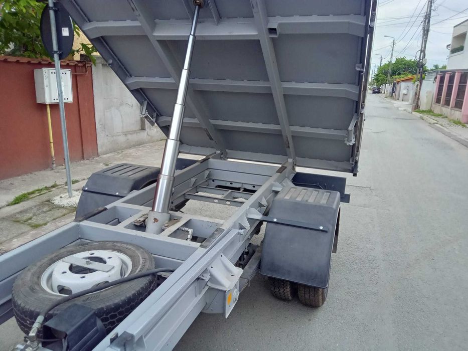 Autoutilitara basculabila