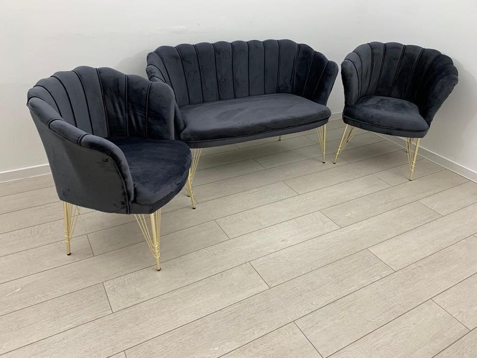 Комплект двуместно канапе и две кресла  303€