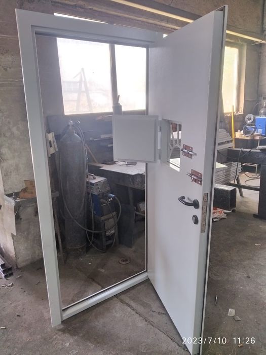 Двери в кассу, ломбард