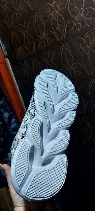 Кроссовки новые 47-48 размер.