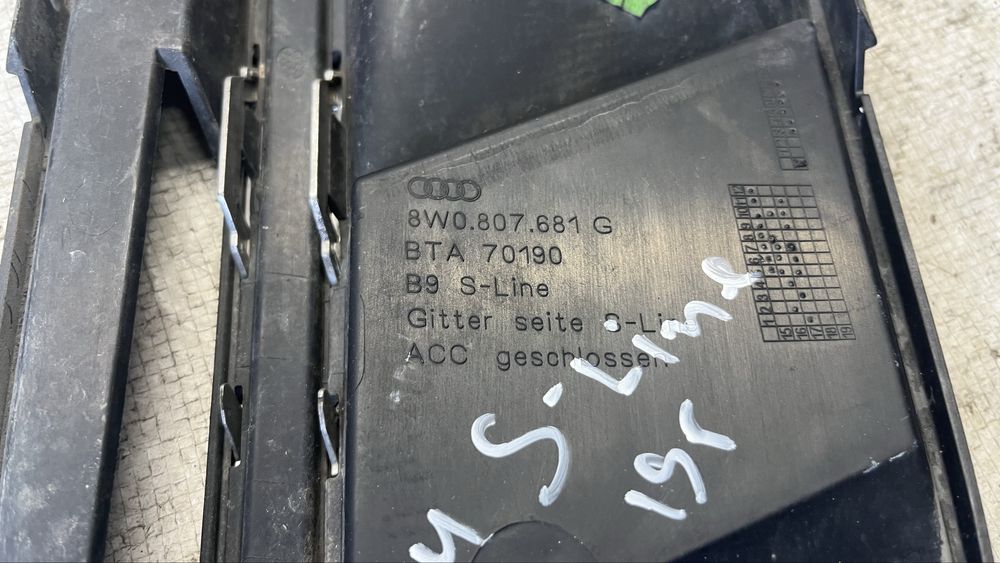 Audi A4 S-Line 15- решетка на десен халоген