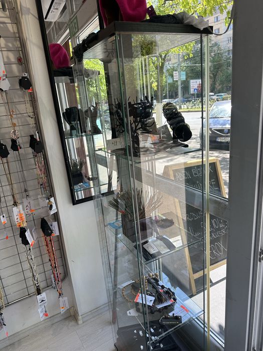 Vitrină din sticlă cu iluminare LED pentru magazin sau acasa.162 cm/42/36,se ridica personal din Ploiesti.Va rog cititi cu atentie descrierea!!!