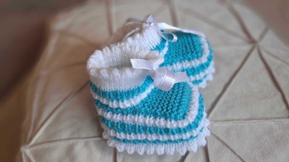 Ръчно плетени бебешки терлички.