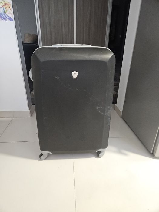 Geamantan negru de dimensiune medie