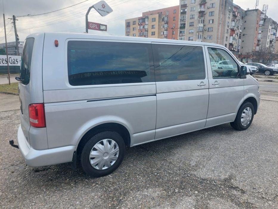VW Transporter-Caravelle Modelul Lung 2011 8+1 Locuri