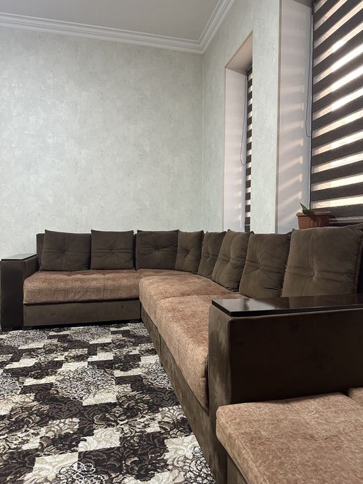 Угловой диван с пуфиками