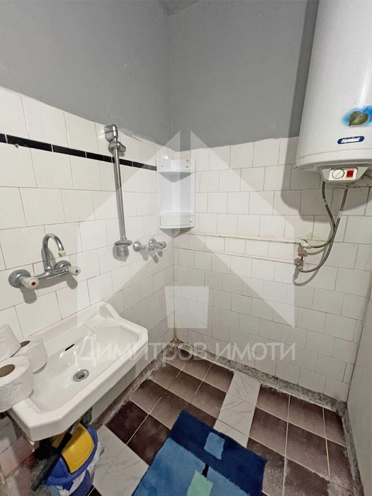 Продава се 65 кв.м. двустаен запазен апартамент ЦЕНТЪР гр. Нови пазар