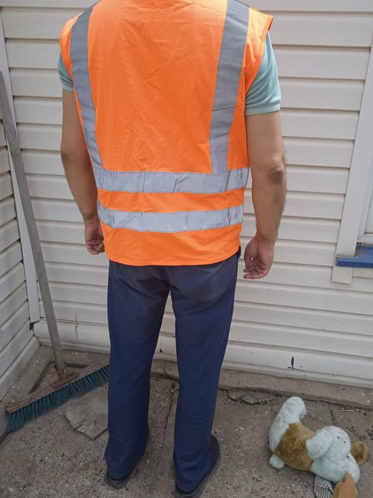 Продам спец.костюм и жилет