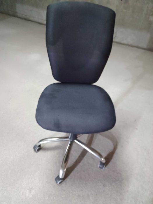 Стол за офис и компютър