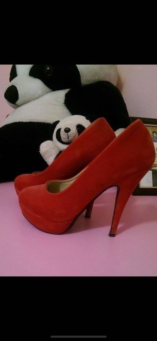 Pantofi cu toc roșii, din catifea
