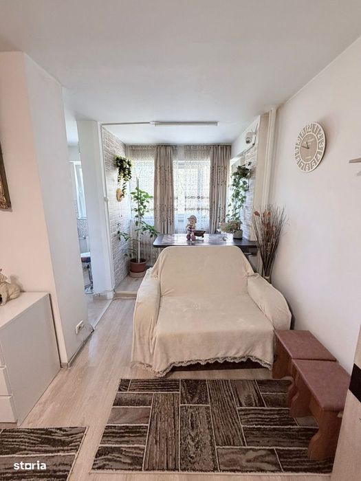 Garsonieră cu balcon, lift și mobilier în Costin Georgian