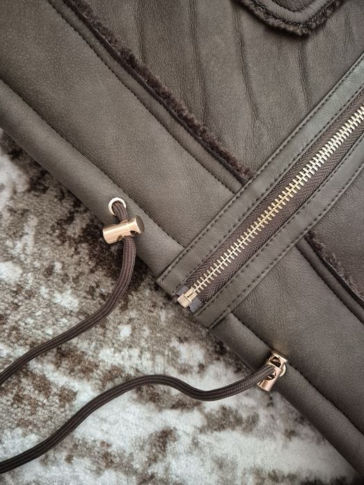 Дамско яке с пухена яка