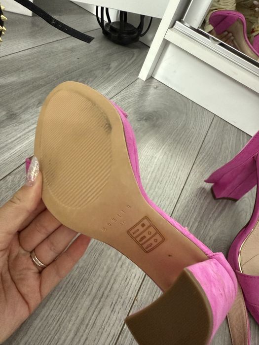 Sandale roz fucsia