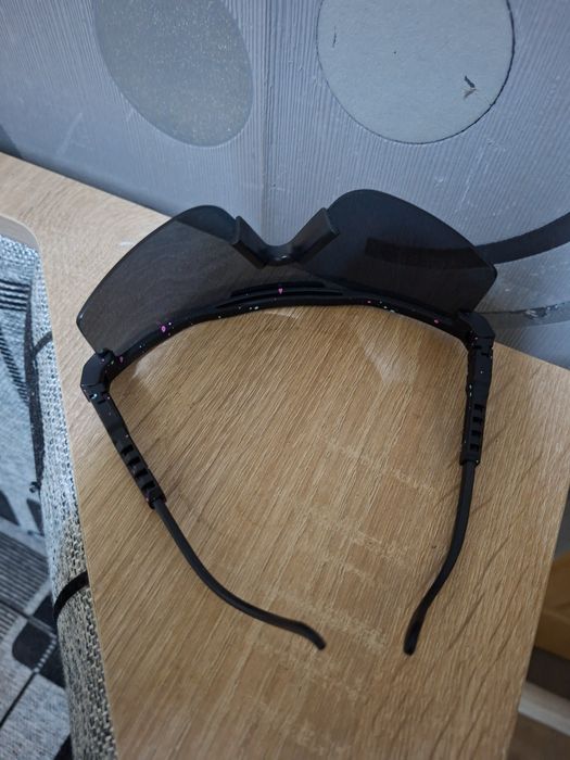 Vand ochelari de soare.