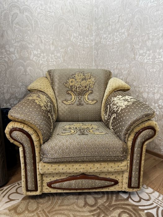 Шикарный диван + два кресла