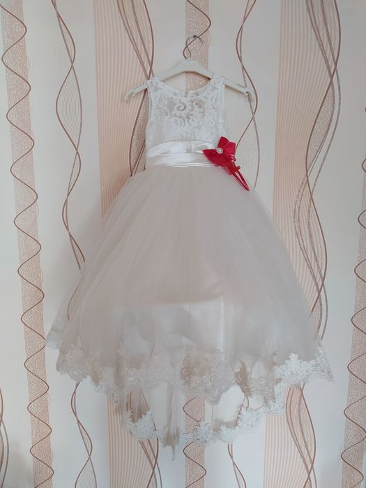 Продам платье на возраст 5-6лет