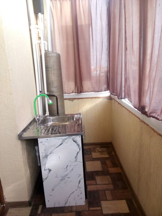 Когон шахар кальцони олдида 1 хоналик Уй янги домдан ижарага берилади.