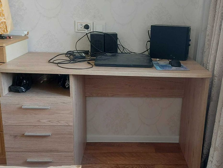 Компьютерный стол с полкой и шкафчиком