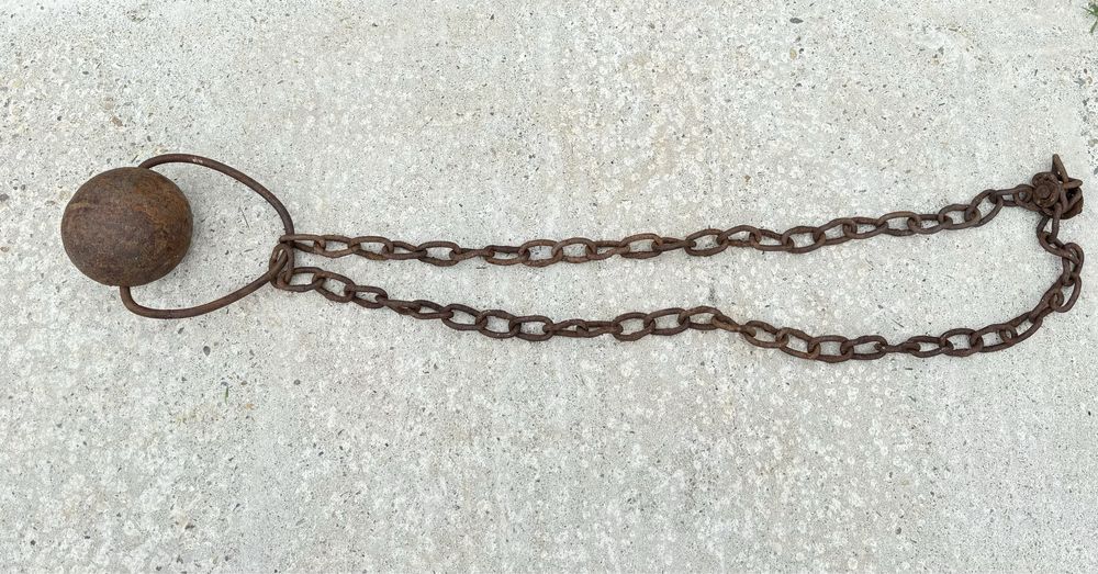Bila prizonier din fier cu lant - obiect vechi