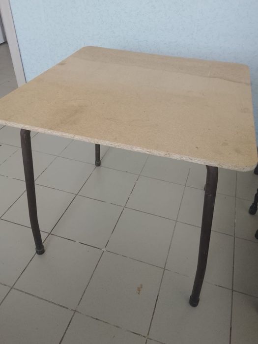 Продам 5 столов и 6 стульев