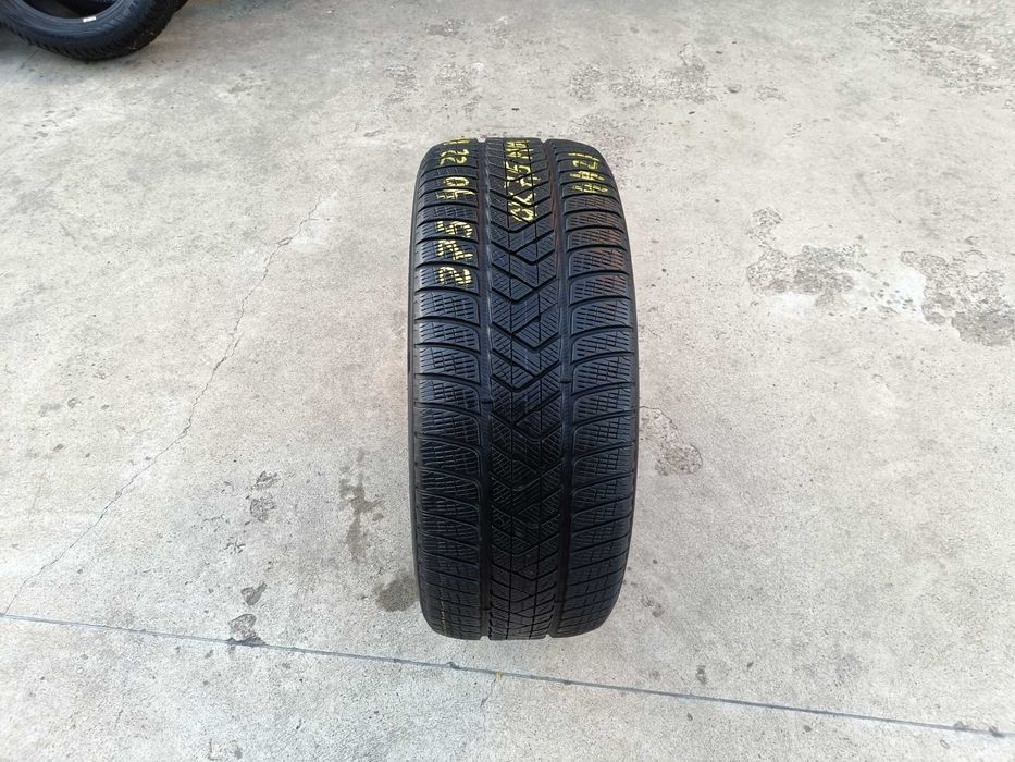 O anvelopa iarna 275 40 22 pirelli scorpion winter run flat cu 7,5 mm
