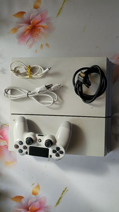 Vând Playstation 4 Phat Alb Modat 500GB/ Ps4 Phat Alb Modat 500GB