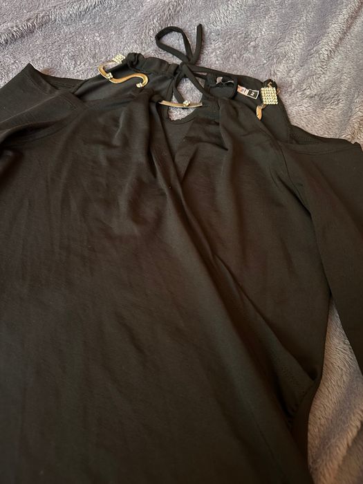 Блуза със сребърен елемент на врата