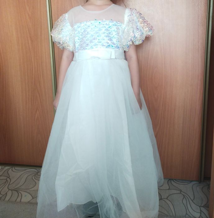 Продам новое  платье для девочки