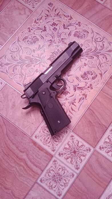 Продам игрушку пластмасс металл