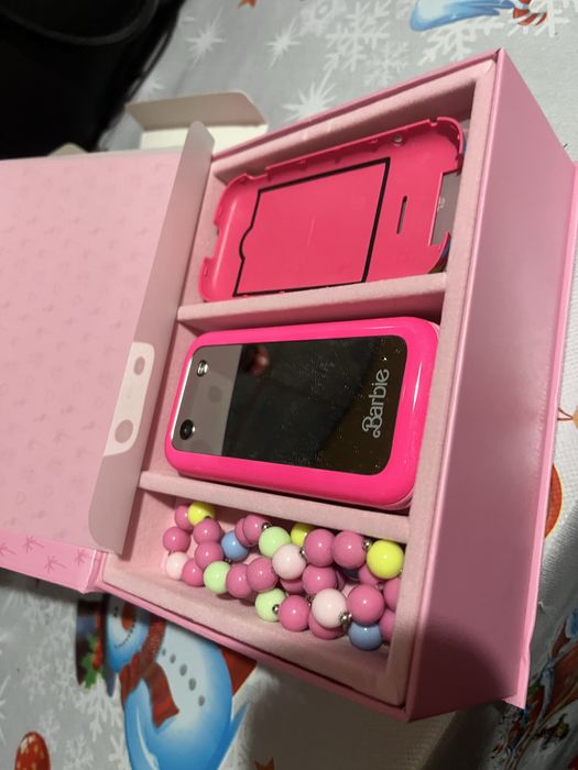 Vând telefon Barbie HMD, nou, în ambalaj original, set complet.