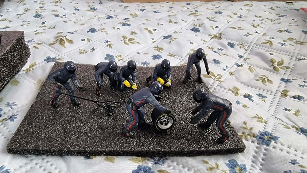 Red bull rb Formula 1 pit crew diorama  формула 1 пит бокс състав за смяна на гуми миниатюри