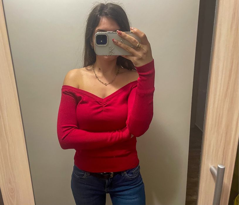 Червена блуза с открити рамене