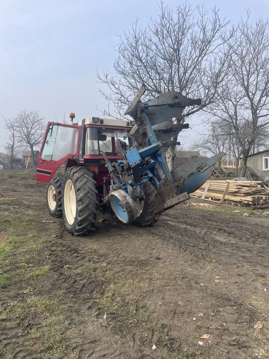 Tractor case international 856 xl cu tot cu plug rabewek 3 cormane